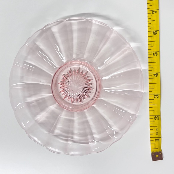 Set of 5 Vintage Pink Depression Glass Plates - Starburst Pattern - Picture 6 of 8